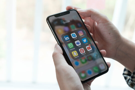 CHIANG MAI, THAILAND - AUG 18, 2020: Woman Using IPhone X With Icons Of Social Media On Screen, Smartphone Life Style, Smartphone Era, Smartphone In Everyday Life