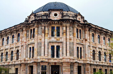 Fototapeta premium Cuenca, Ecuador - Corte Provincial de Justicia del Azuay in Parque Calderón