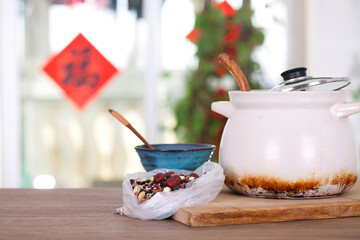 Prepare to cook Laba Congee, the traditional Chinese festival Laba Festival