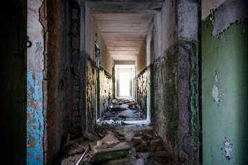 Plakat Long corridor of ruined abandoned house