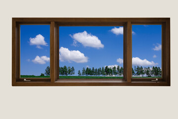窓から並木と雲