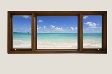 窓から海