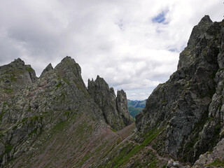 Fototapeta na wymiar meraviglioso panorama delle montagne rocciose delle dolomiti in estate