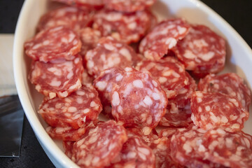 tranches de saucisson sec dans un plat