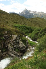 Obraz premium Bergbach mit Alpenpanorama