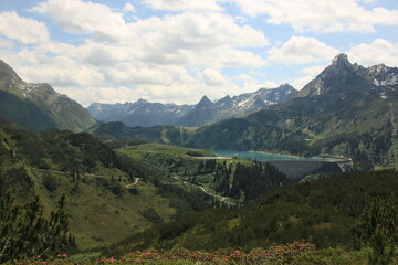 Fototapeta na wymiar Bergpanorama mit Gipfeln rund um Stausee Kops an der Silvretta Hochalpenstraße in Österreich 