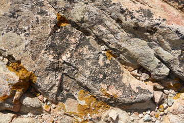 Verwitterter rötlich grauer Fels, Detail
