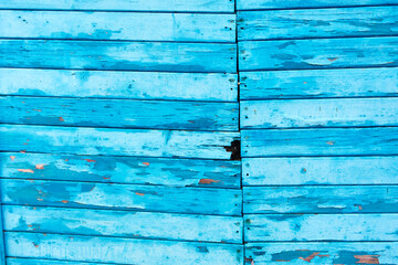 Verwitterte türkis blaue Holzwand