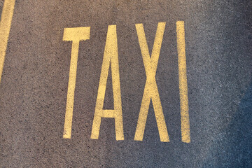 Gelbe Taxi Strassenmarkierung