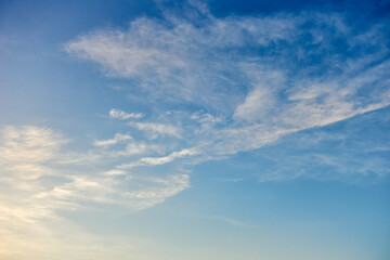 Fototapeta na wymiar Blauer Himmel mit Wolken, Abendstimmung