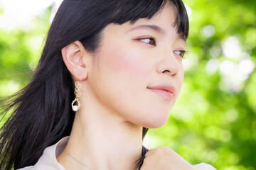 緑に囲まれたナチュラルな女性の美容イメージ