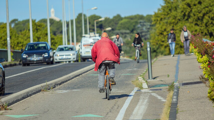 V&eacute;lo sur piste cyclable.