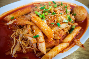 トッポッキとラーメンを合わせたラッポッキ