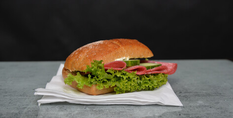 brötchen belegt und lecker mit salami