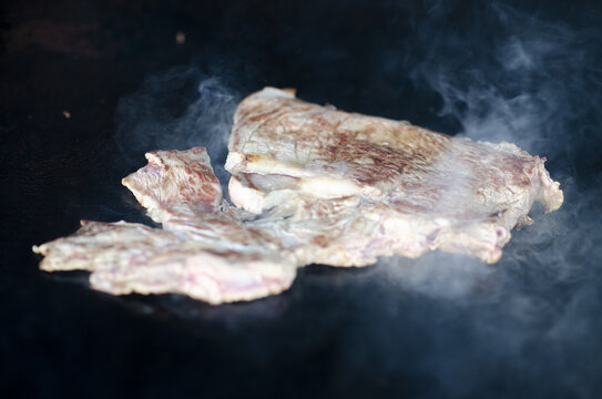 Morceau de viande bovine en fin de cuisson