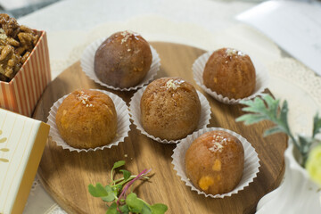 Walnuts and jujube are put in the dried persimmon.