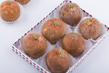 Walnuts and jujube are put in the dried persimmon.