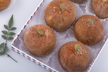 Walnuts and jujube are put in the dried persimmon.