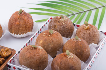 Walnuts and jujube are put in the dried persimmon.