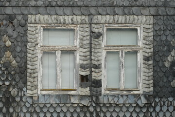 Alte Fenster in verfallener Hausfassade