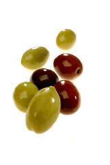 Eingelegte schwarze und gruene Oliven.