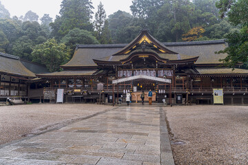 Fototapeta premium 奈良 大神神社 雨の中の拝殿