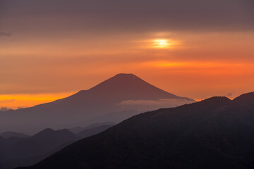 夕暮れの大山富士見台より富士山を望む
