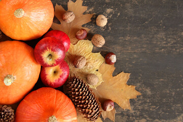 Jesienne tło z dyniami, liśćmi, jabłkami, szyszkami, orzechami i kasztanami © Monika