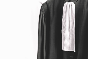 Robe d'avocat noir et blanc 