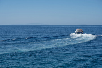 Naklejka premium Boot unterwegs von Sfakia zur Insel Gavdos, Kreta, Griechenland