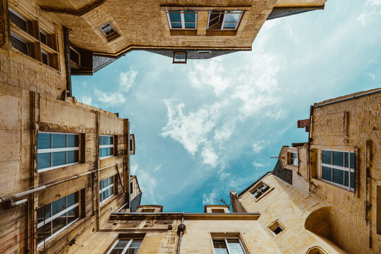 Blick nach oben in einem Innenhof in Caen die Hauptstadt des D&eacute;partement Calvados in der Normandie Frankreich