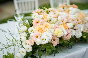Obraz na płótnie Canvas Wedding table set up. Outdoor table set up - wedding/party table with fresh flowers.