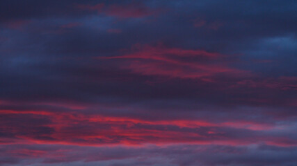 Ciel mauve après le passage d'un orage, durant le crépuscule