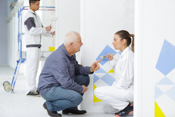 Obraz premium female apprentice with mature mentor