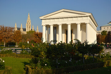 Obraz premium Volksgarten park in sinlight in autumn with Rathaus in the background, Vienna Austria