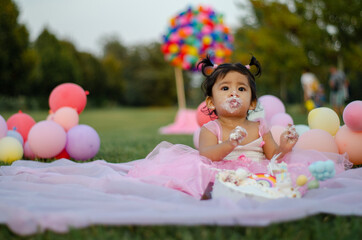 bambina mangiando torta di compleanno