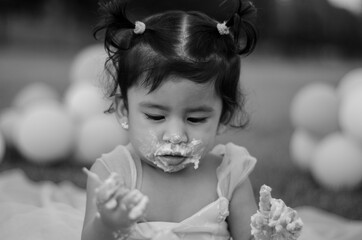 bambina mangiando torta di compleanno