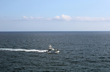 Mare con motoscafo per pesca d'altura