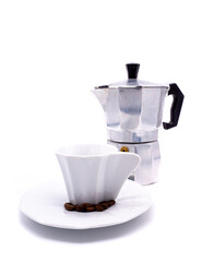 Espressokanne mit Tasse isoliert auf weißen Hintergrund