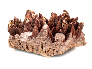 großer roter Bergkristall Quartz isoliert auf weißen Hintergrund	