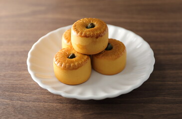 お皿に盛られた4個のミニ月餅