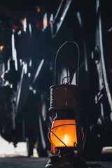 Gaslampe vor einer alten Lokomotive