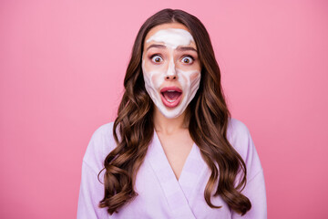 Photo portrait of surprised amazed brunette staring with opened mouth with hydrating foam wearing...