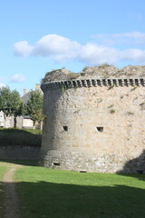 Fototapeta na wymiar Dinan et ses fortifications médiévales en france