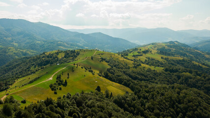 Obraz premium Beautiful green mountain landscape with trees on it