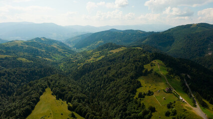 Obraz premium Beautiful green mountain landscape with trees on it
