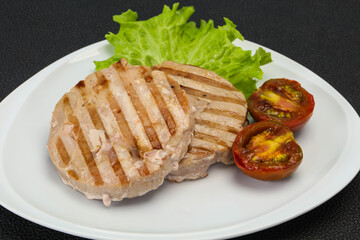 Grilled tuna steak with kumato