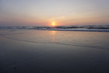 Sonnenuntergang am Strand über der Nordsee