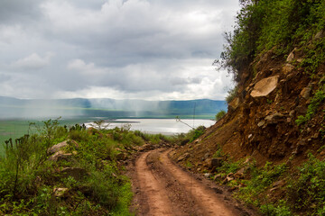 Bergstraße in den verregneten Krater des Ngorongoro-Nationalparks im Norden Tanzanias zur kleinen...