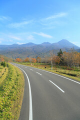 知床連山と道